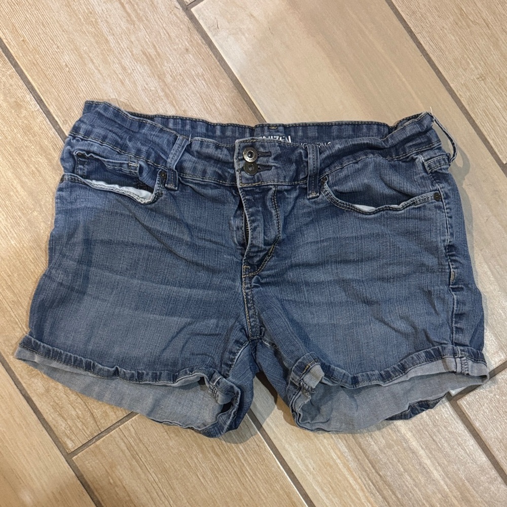 Denizen from Levi's Classic Blue Jean Shorts / E63
